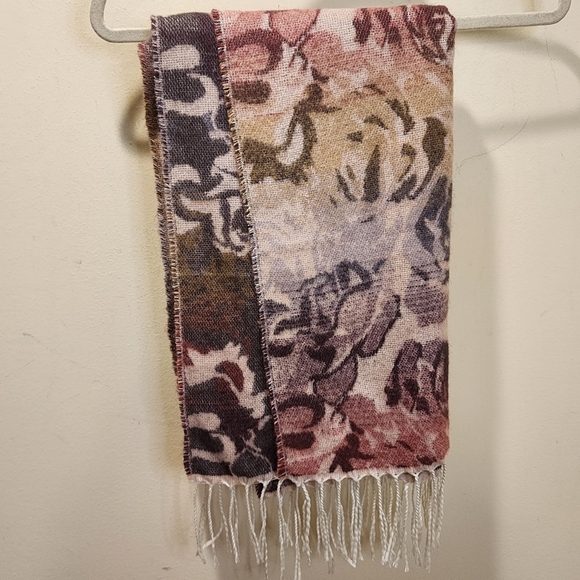 Steve Madden large Floral  scarf - Picture 5 of 11